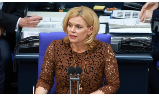 ХБНГУ-ын Бундестагийн дарга Жулия Клёкнер гишүүдээ хатуу гараар удирддаг