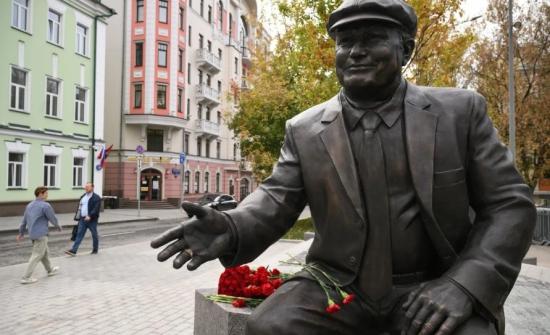 Юрий Лужковт хөшөө босгожээ