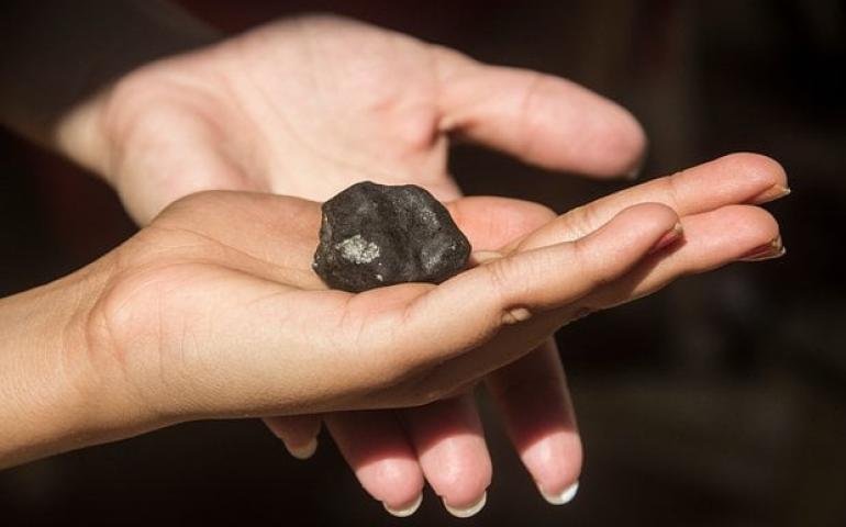 8 настай охин 4.5 тэрбум жилийн өмнө үүссэн солир олжээ