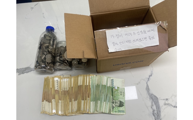 БНСУ: Нэр, зүсээ нууцалсан хүн халамжийн байрны үүдэн дээр их хэмжээний мөнгө үлдээгээд явжээ