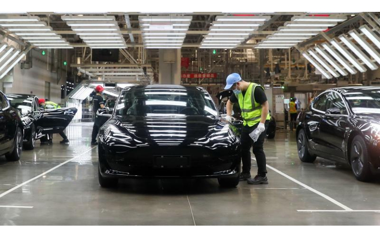 “Tesla” Хятадаас 400 мянга гаруй автомашинаа эргүүлэн татахаар болов