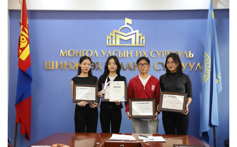 Олон улсын олимпиадаас мөнгөн медаль хүртсэн охиныг МУИС-д сурахыг урив