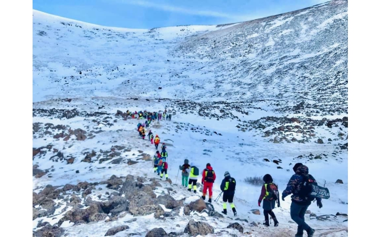 100 явган аялагч Асралт хайрхны оргилд гарчээ